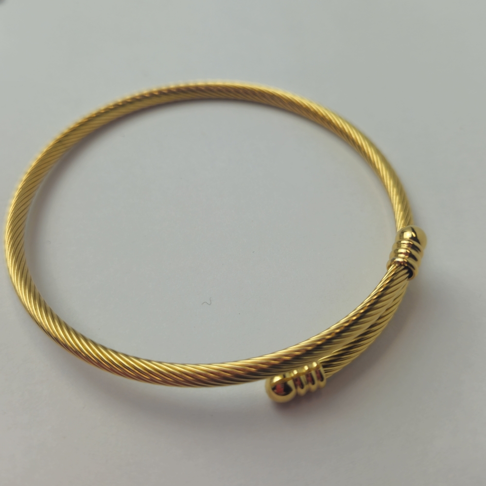 Chic Gold-plated Twisted Bracelet